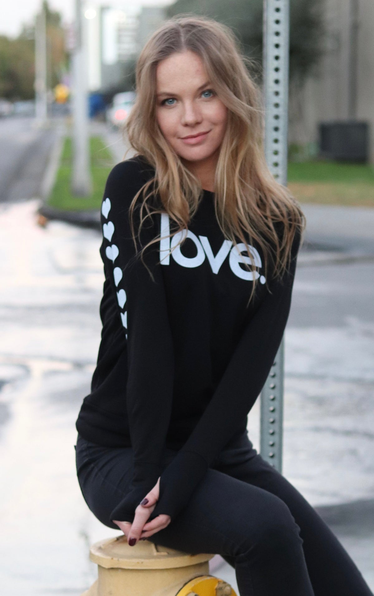 LOVE. LIGHTWEIGHT FLEECE BLACK SWEATSHIRT (Black)