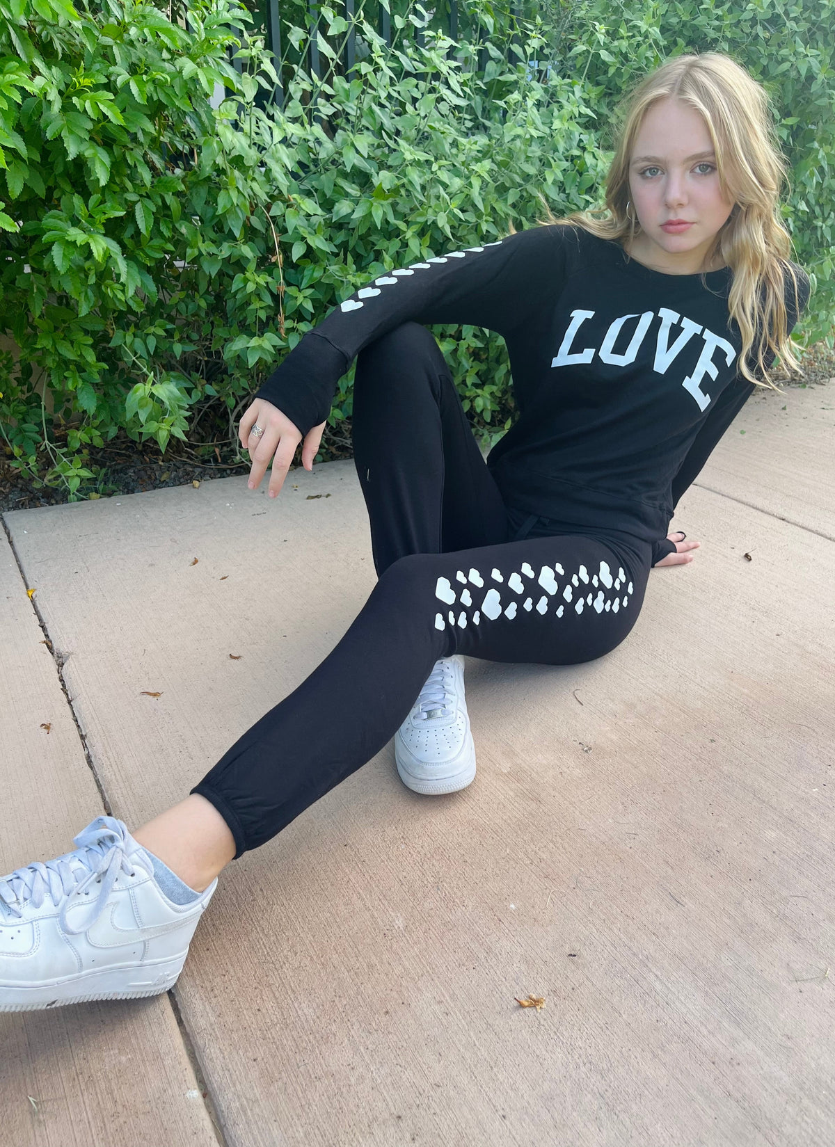 SCATTERED COLLEGIC HEARTS LIGHTWEIGHT FLEECE BLACK SWEAT PANT (JOGGER)