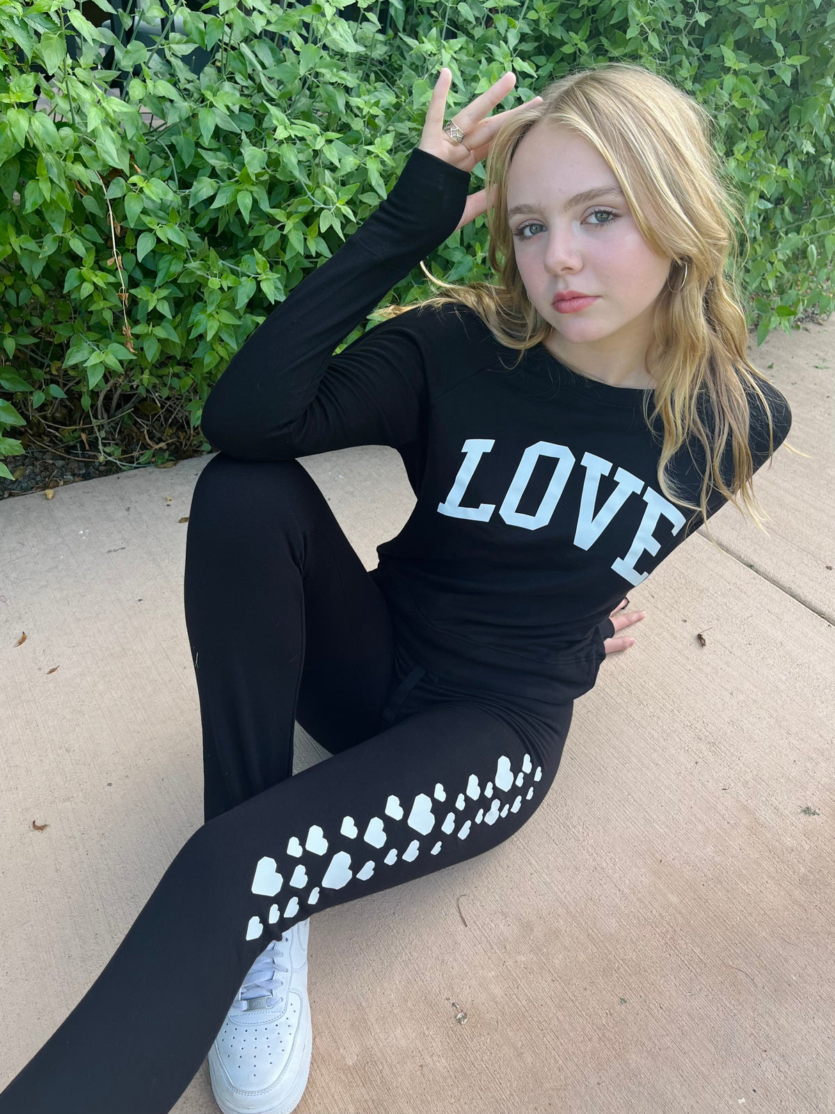 SCATTERED COLLEGIC HEARTS LIGHTWEIGHT FLEECE BLACK SWEAT PANT (JOGGER)