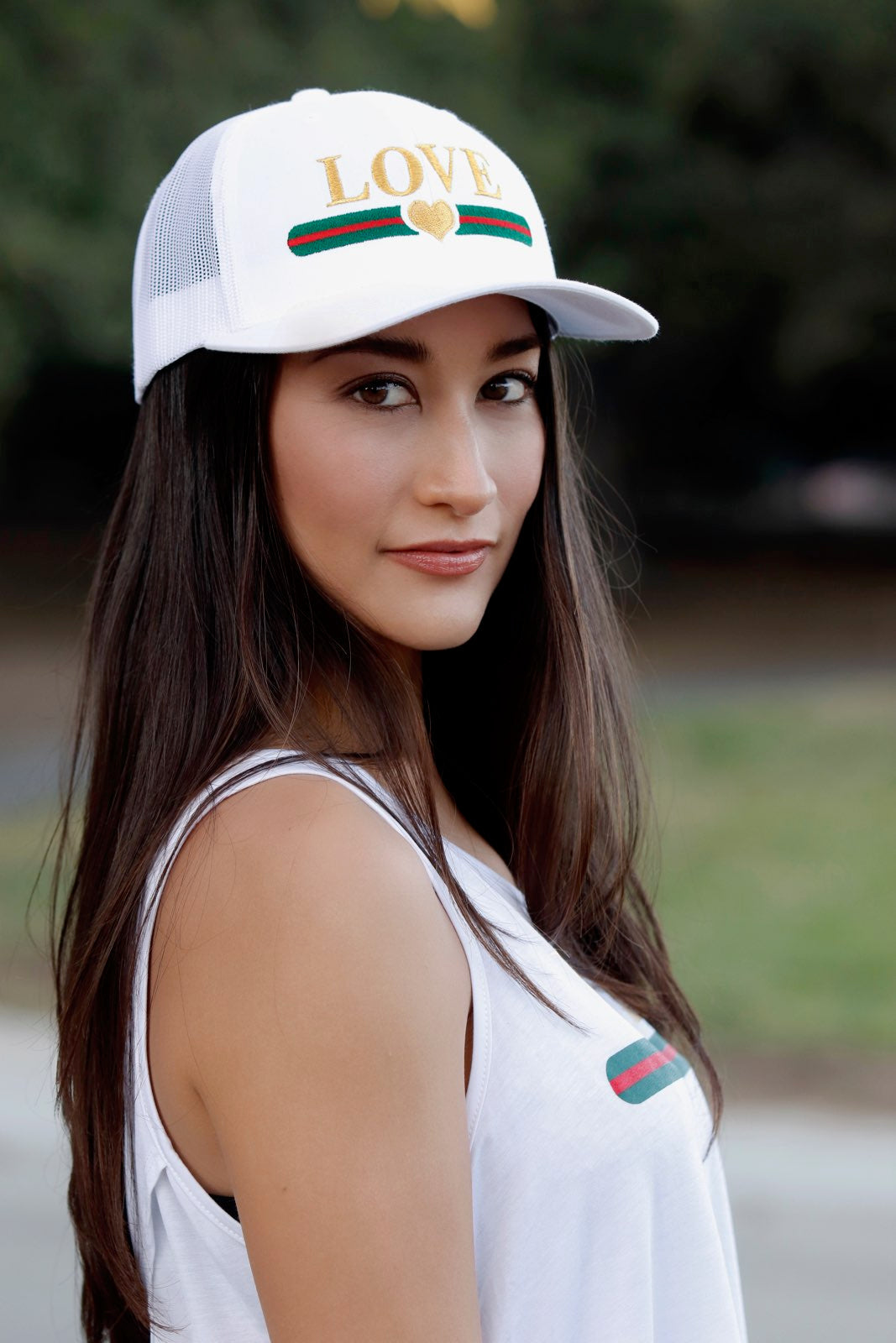 LOVE STRIPE GOLD HEART EMBROIDERED TRUCKER HAT (White) Main image