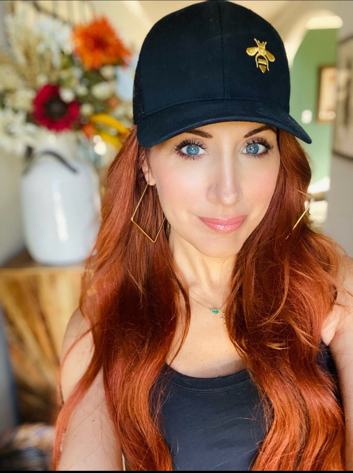 BEE EMBROIDERED TRUCKER HAT (Black)
