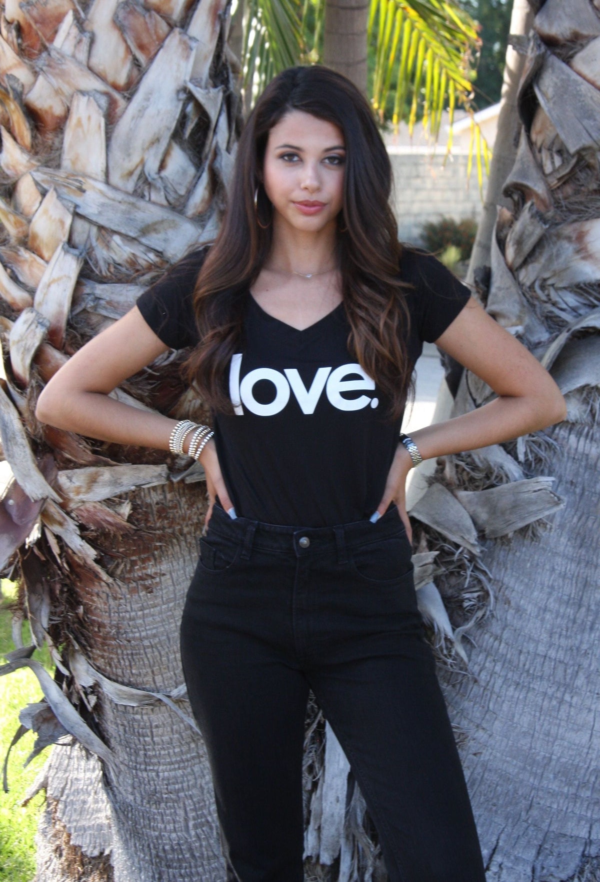 LOVE. S/S V NECK. (Black)